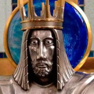 Altarkreuz des Kriegergedächnis-Altar, das Christus als König zeigt