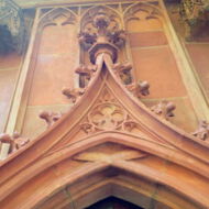 Restaurierte Sandsteinteile an Hauptportal