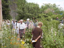 Besucher im Justinusgarten.