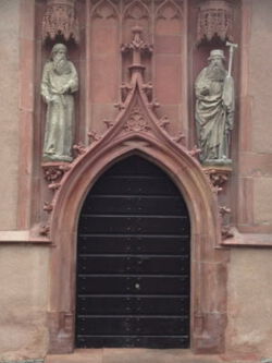 Die restaurierten Kopien des Paulus von Theben und des Antonius Eremita am Nordportal der Justinuskirche.