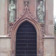 Nordportal der Justinuskirche in Frankfurt-Höchst mit den Figuren des Paulus von Theben und Antonius des Großen
