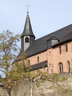 Südansicht der Justinuskirche vom Mainufer hinauf