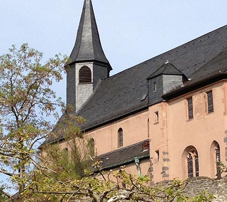 Südansicht der Justinuskirche vom Mainufer hinauf
