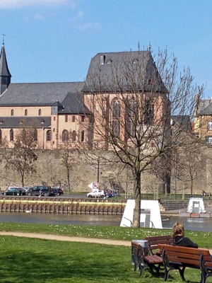 Südansicht der Justinuskirche über den Main