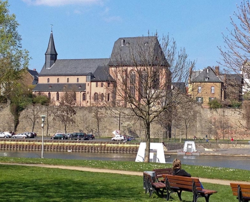 Südansicht der Justinuskirche über den Main