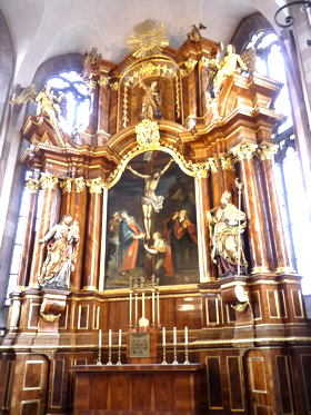 Der barocke Hauptaltar in der Justinuskirche.