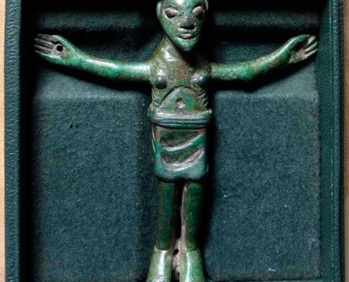 Ottonisches Bronzekruzifix, vermutlich aus dem Besitz des Antoniterklosters Rossdorf (Höchst)