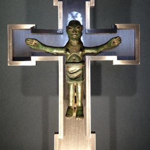 Präsentation des Ottonischen Kruzifixes auf einem modernen Edelstahlkreuz