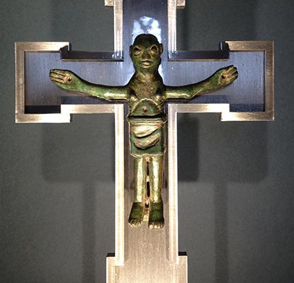 Präsentation des Ottonischen Kruzifixes auf einem modernen Edelstahlkreuz