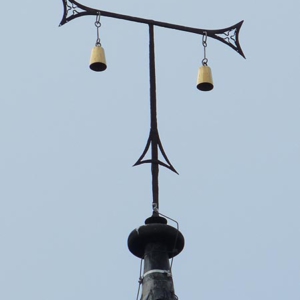 Antoniterkreuz mit Glöckchen auf Kirchturm