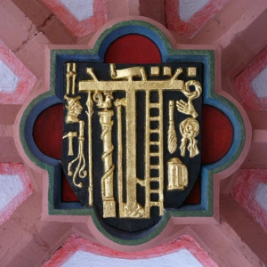 Schlussstein in der Sakristei mit den Leidenswerkzeugen